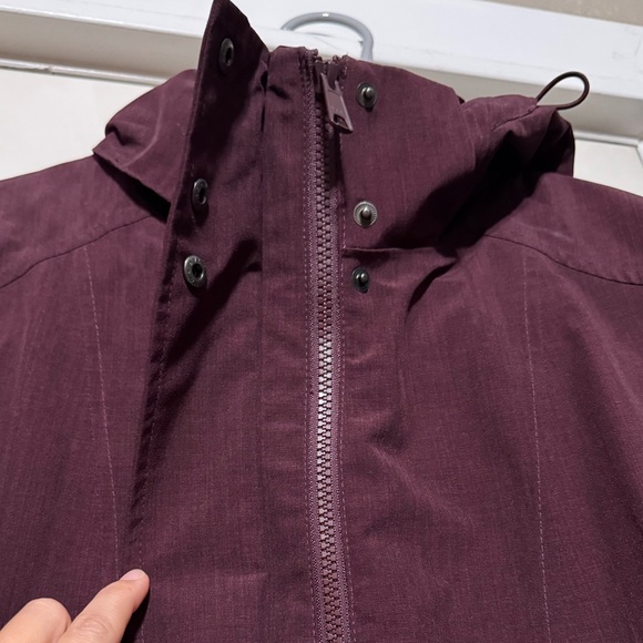 Maroon Kirkland Signature Rain Jacket size small - Picture 5 of 8